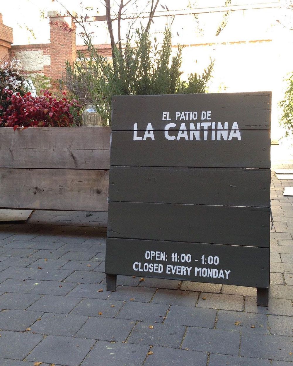 Lee más sobre el artículo Identidad gráfica para el restaurante La Cantina del centro cultural Matadero